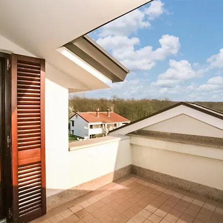 Awesome In Nova Vas With Wifi Apartment Poreč